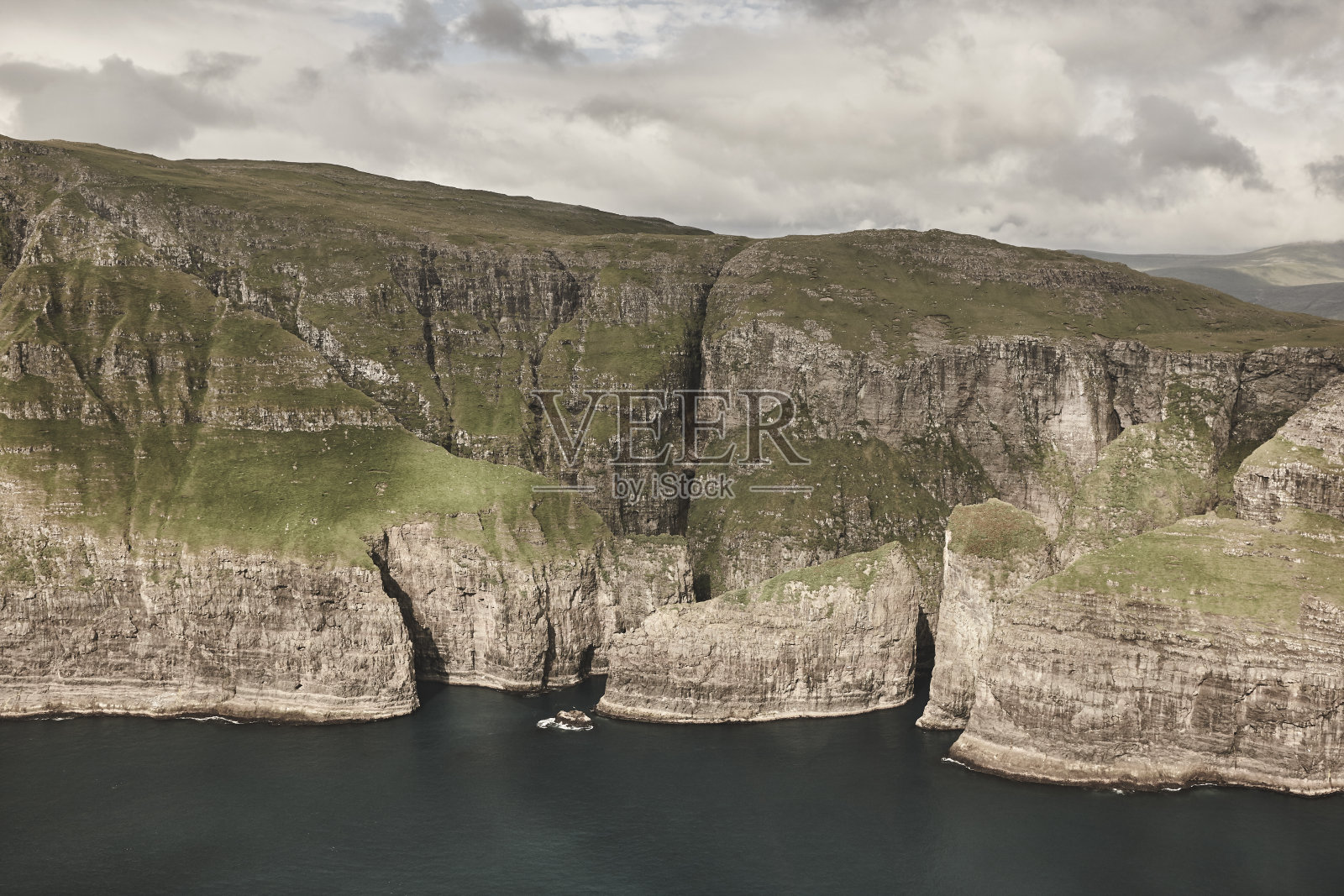 从直升机上看法罗群岛的海岸线。Vagar悬崖照片摄影图片