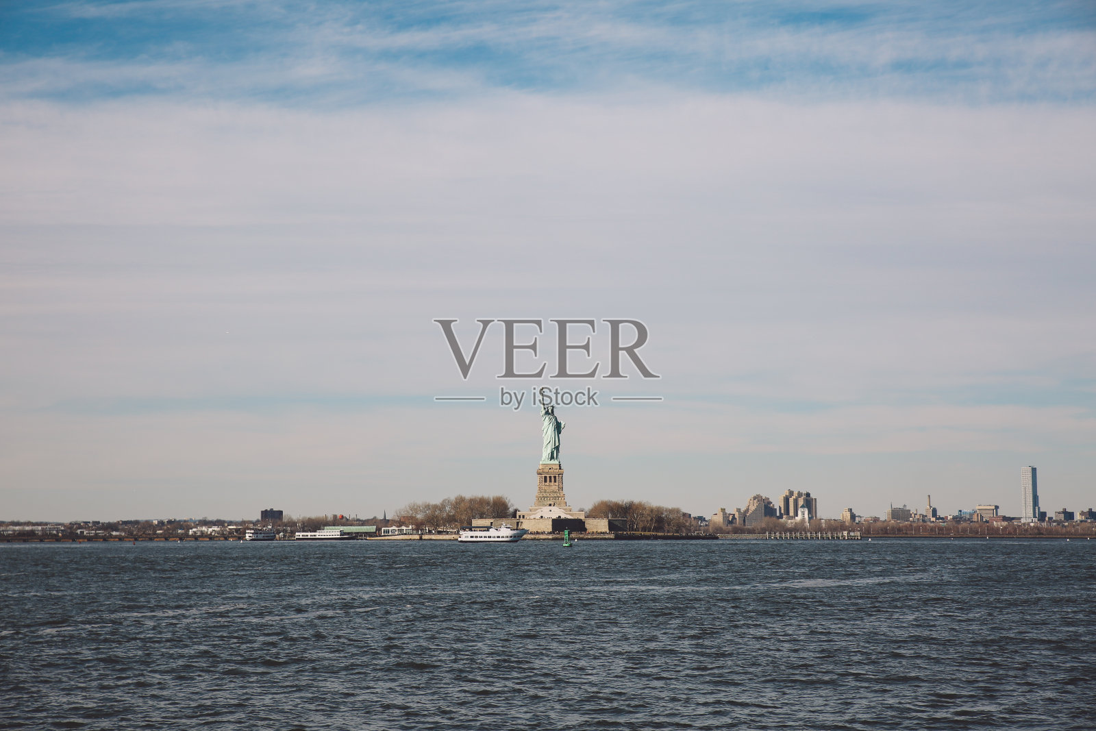 哈德逊河对天的自由女神像照片摄影图片