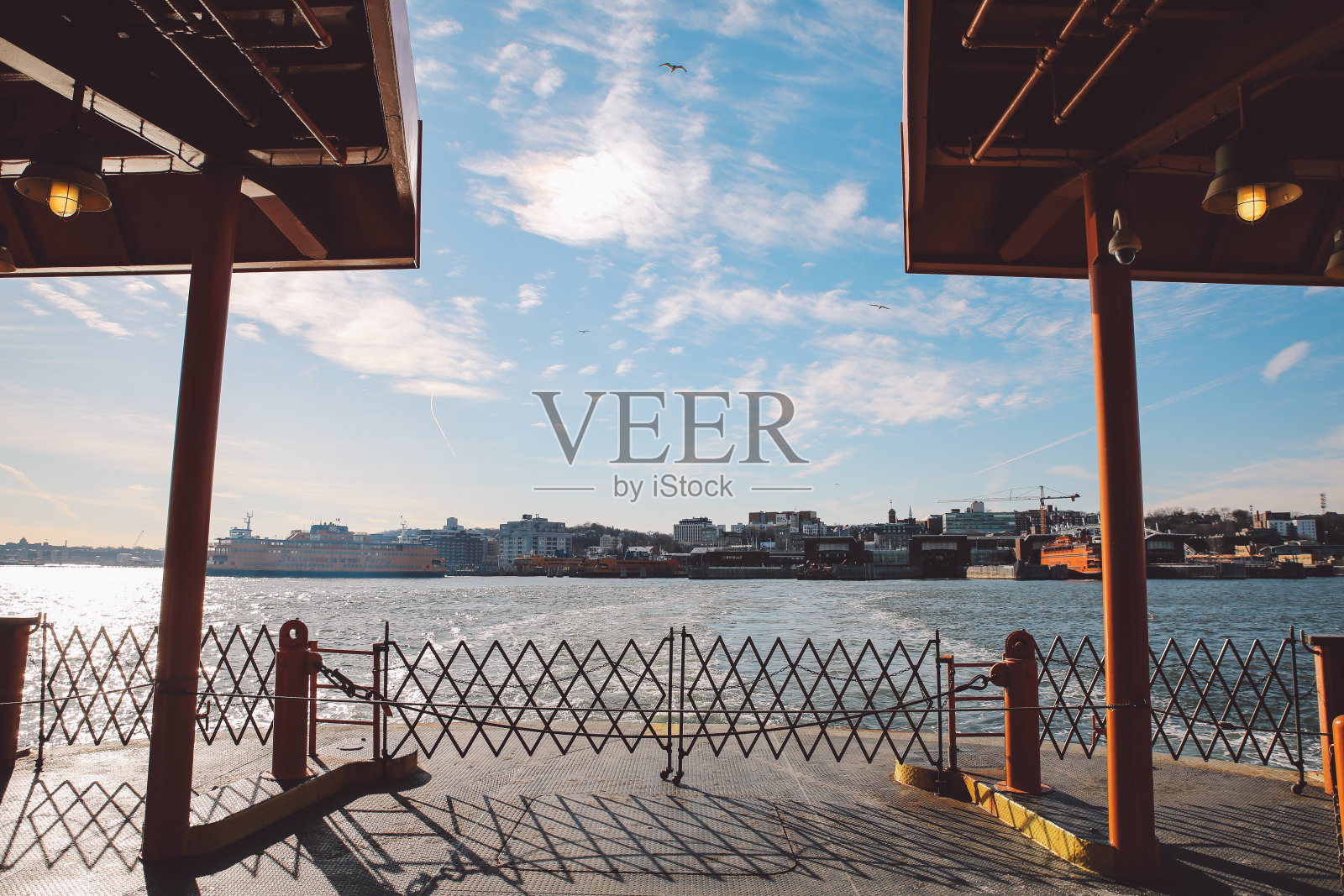 史丹顿岛渡轮在海上对天空照片摄影图片