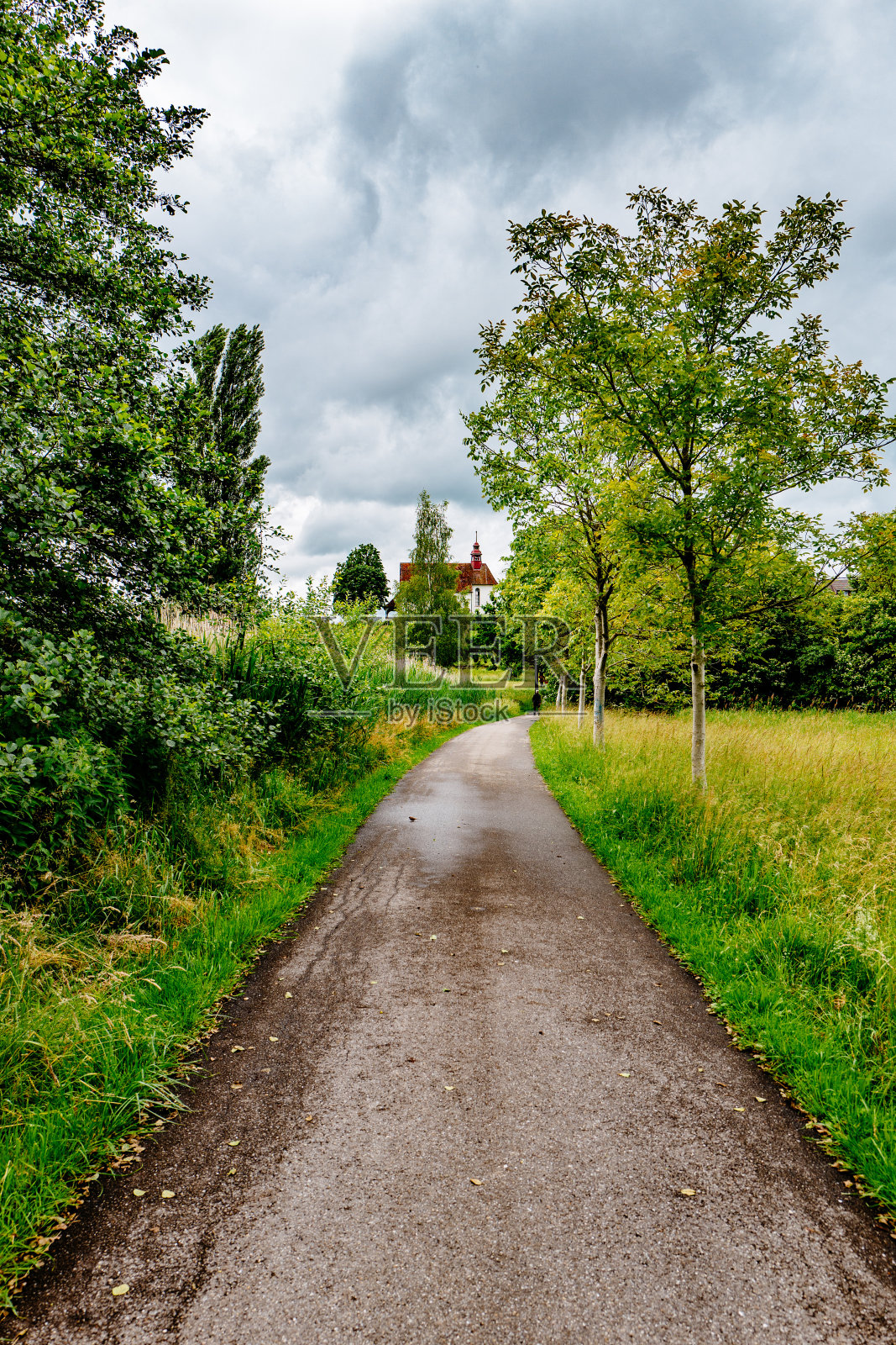 穿过景观的道路照片摄影图片