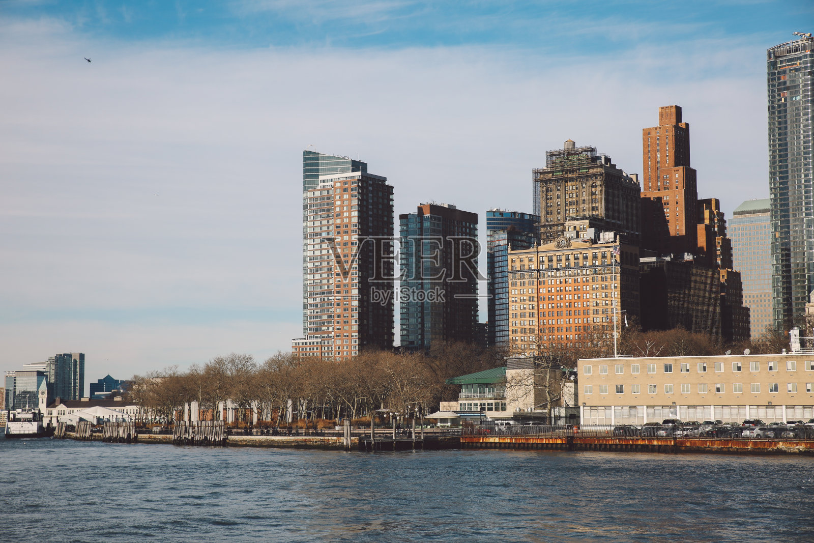 城市景观对天空的低角度视图河照片摄影图片