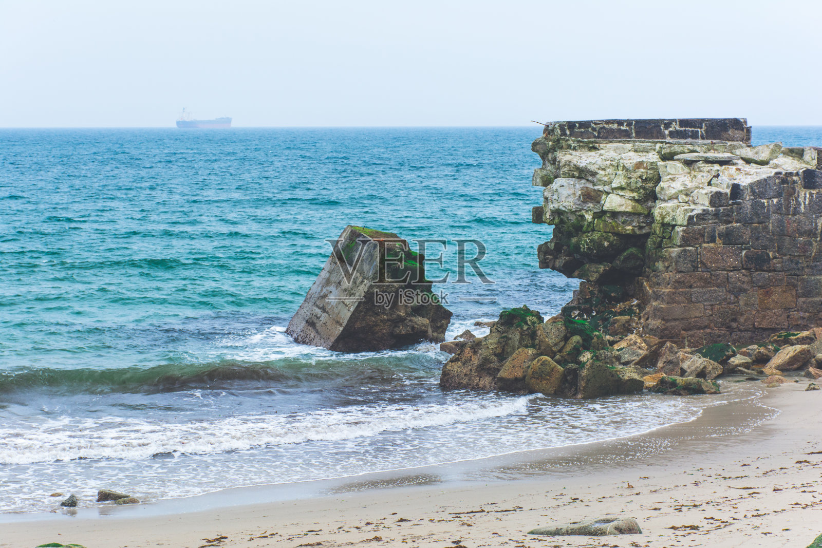 湛蓝天空下的海景照片摄影图片