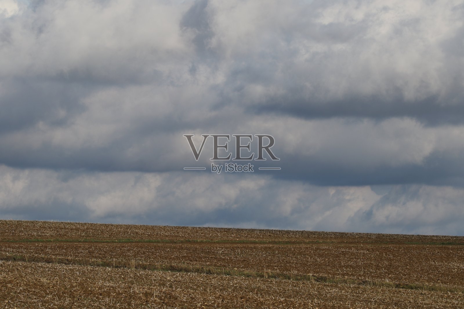 多云天空的低角度视图照片摄影图片