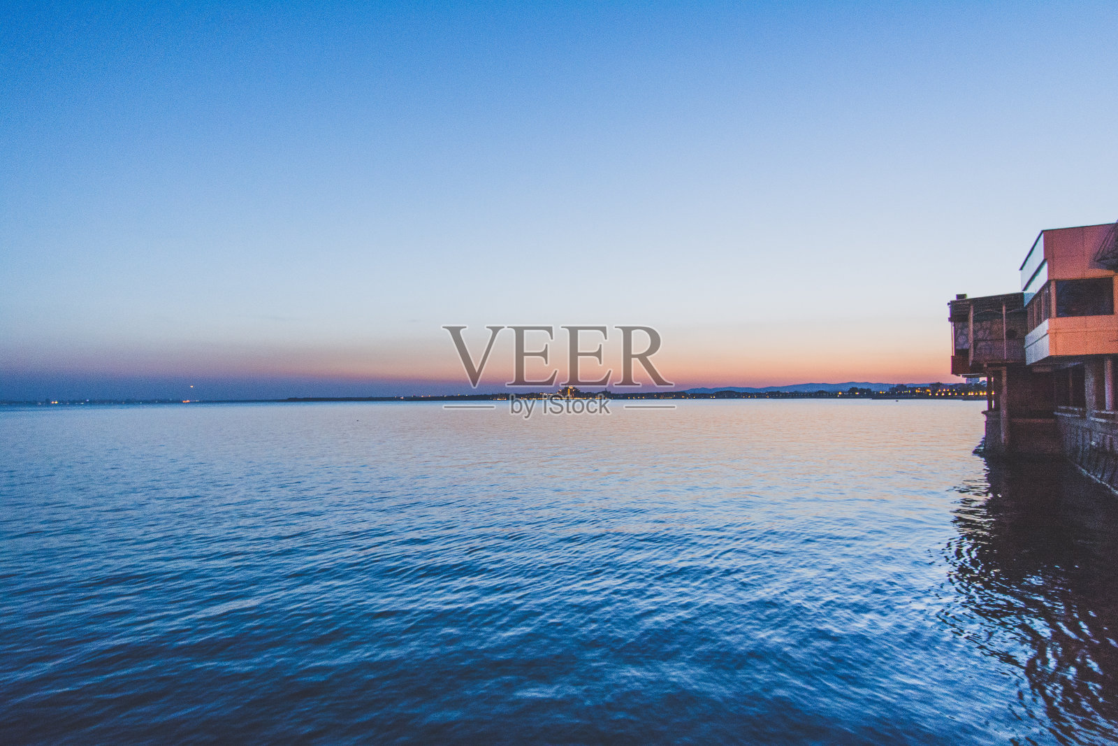 湛蓝天空下的海景照片摄影图片