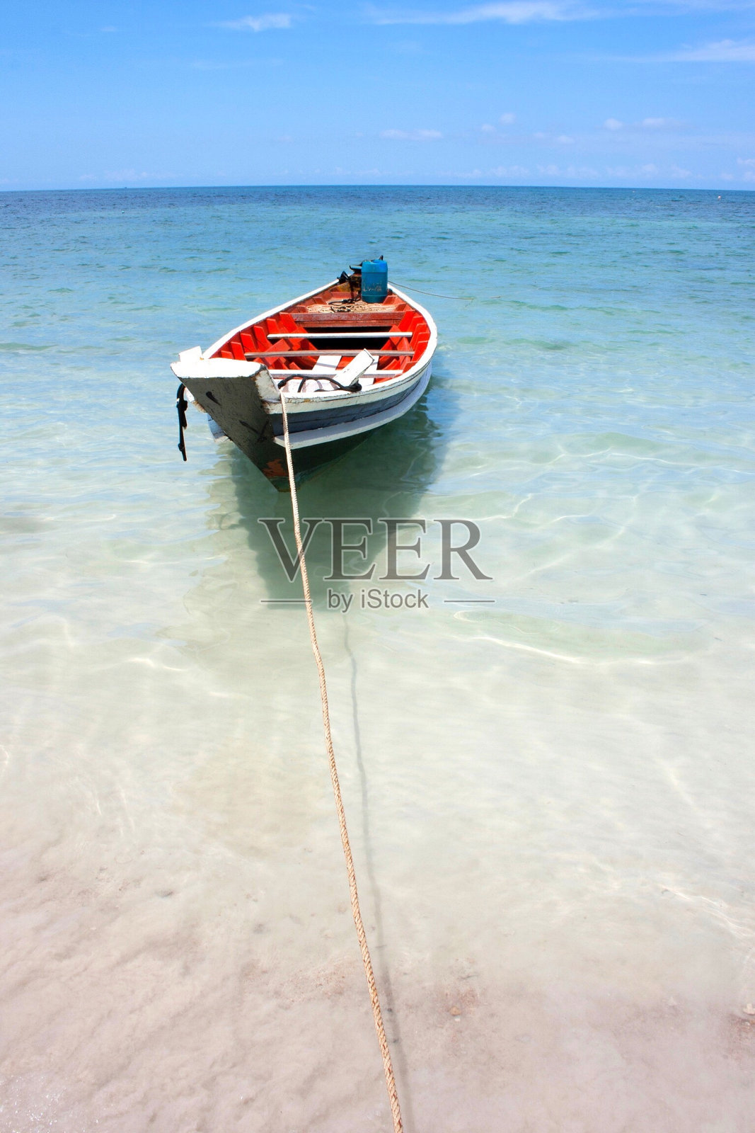 船停泊在沙滩上对着天空照片摄影图片