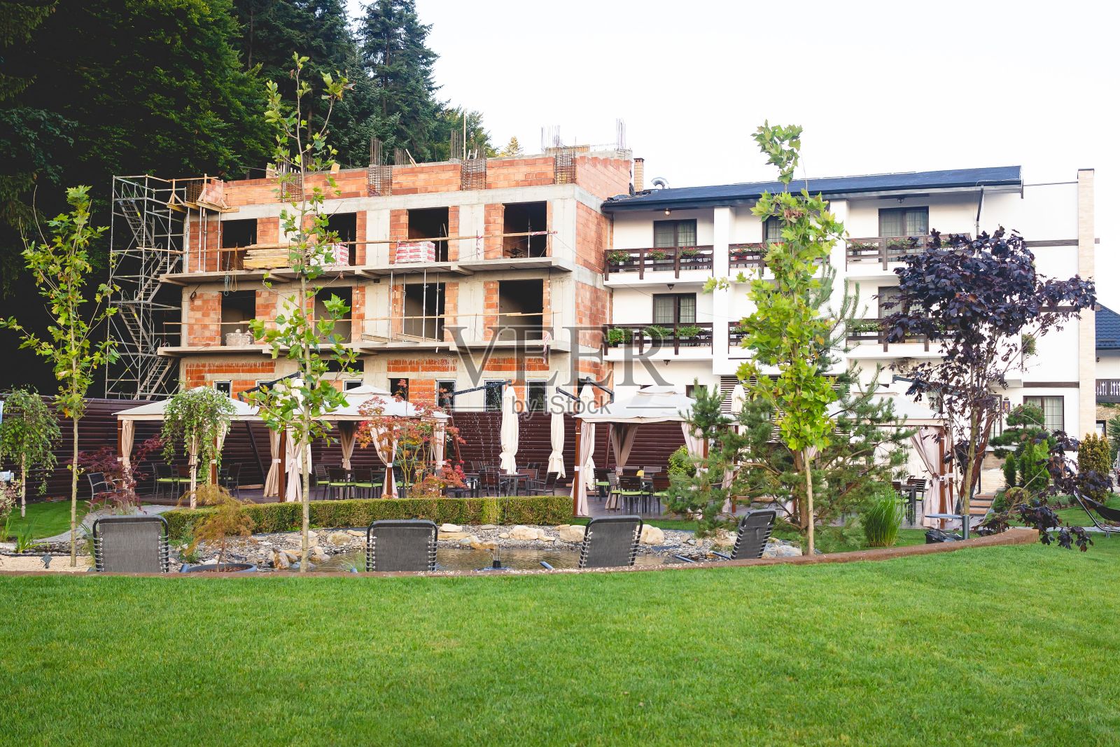 当代建筑设有多个阳台和宽敞的窗户照片摄影图片