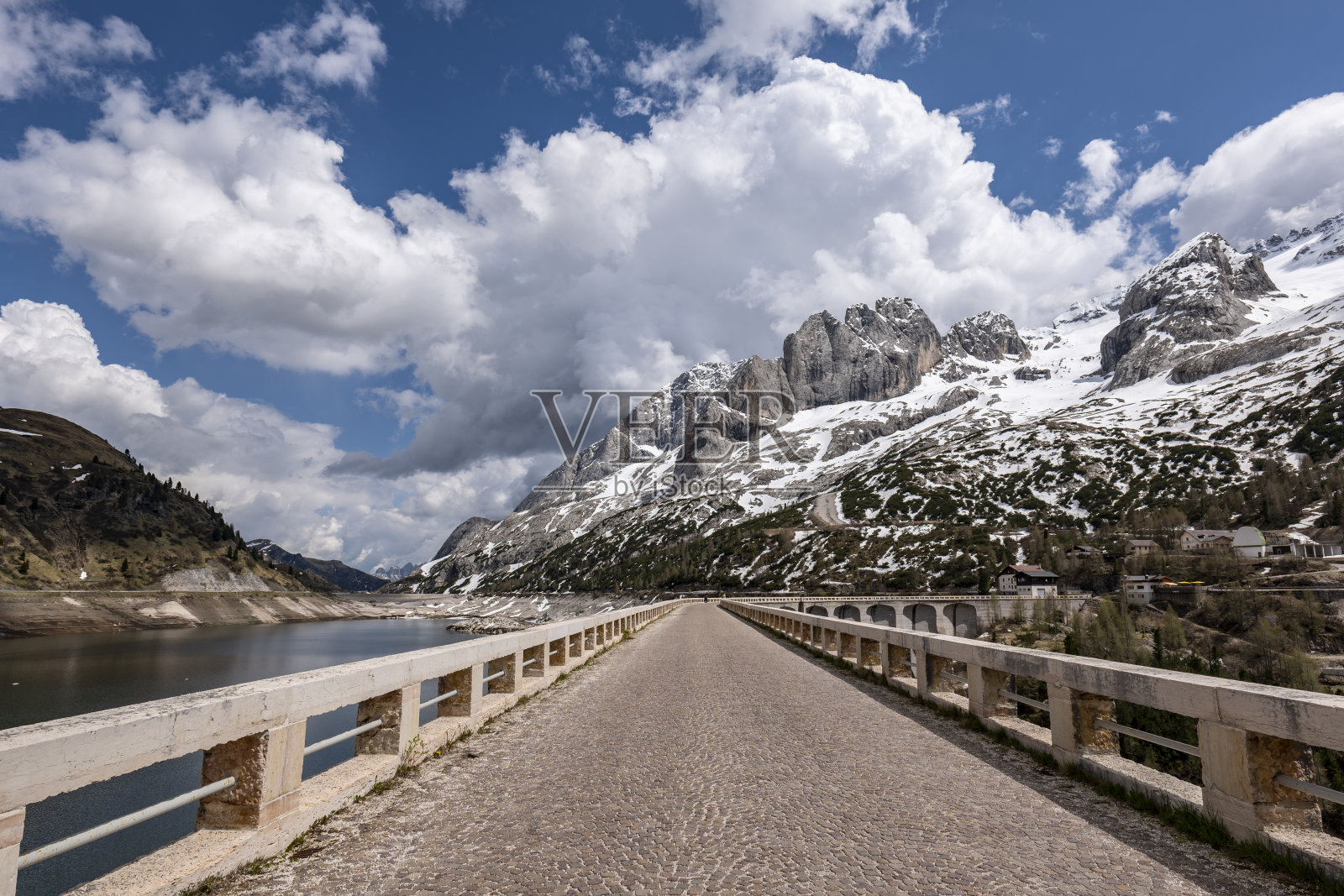 Fedaia湖大坝上的马尔莫拉达山景观照片摄影图片