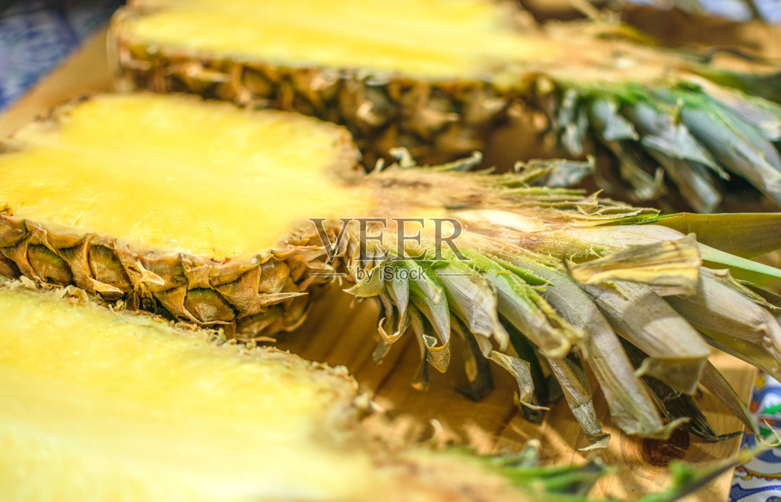 菠萝在市场上供消费的图片。照片摄影图片