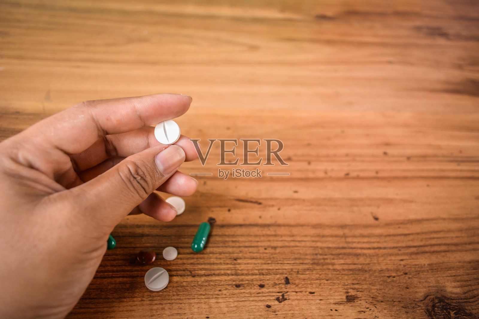 手放在桌子上的特写照片摄影图片