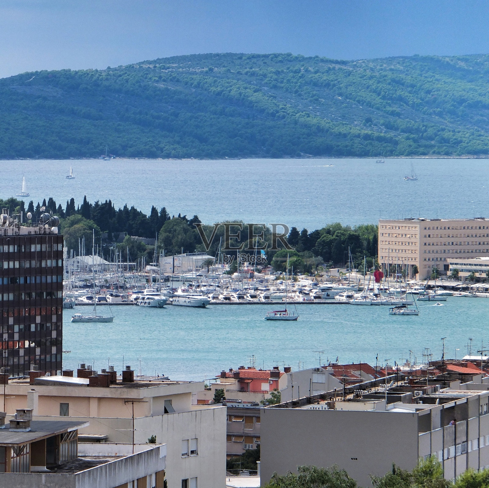 船停泊在海上对着天空照片摄影图片
