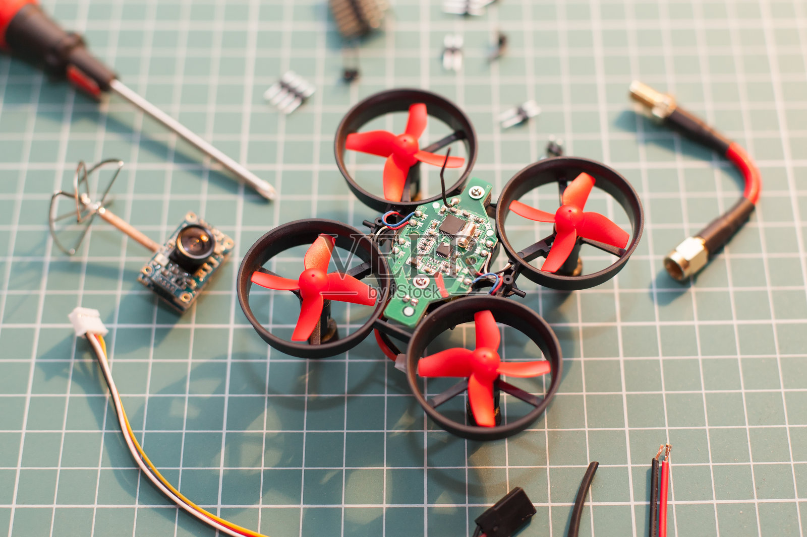 不完整的无人机模型的高角度视图与工具在桌子上照片摄影图片