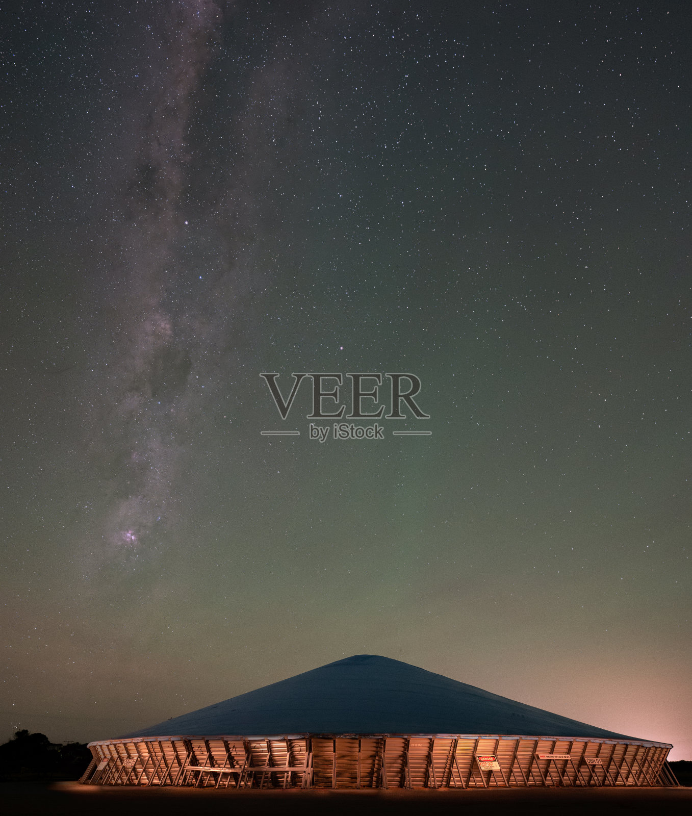 发光的筒仓照片摄影图片