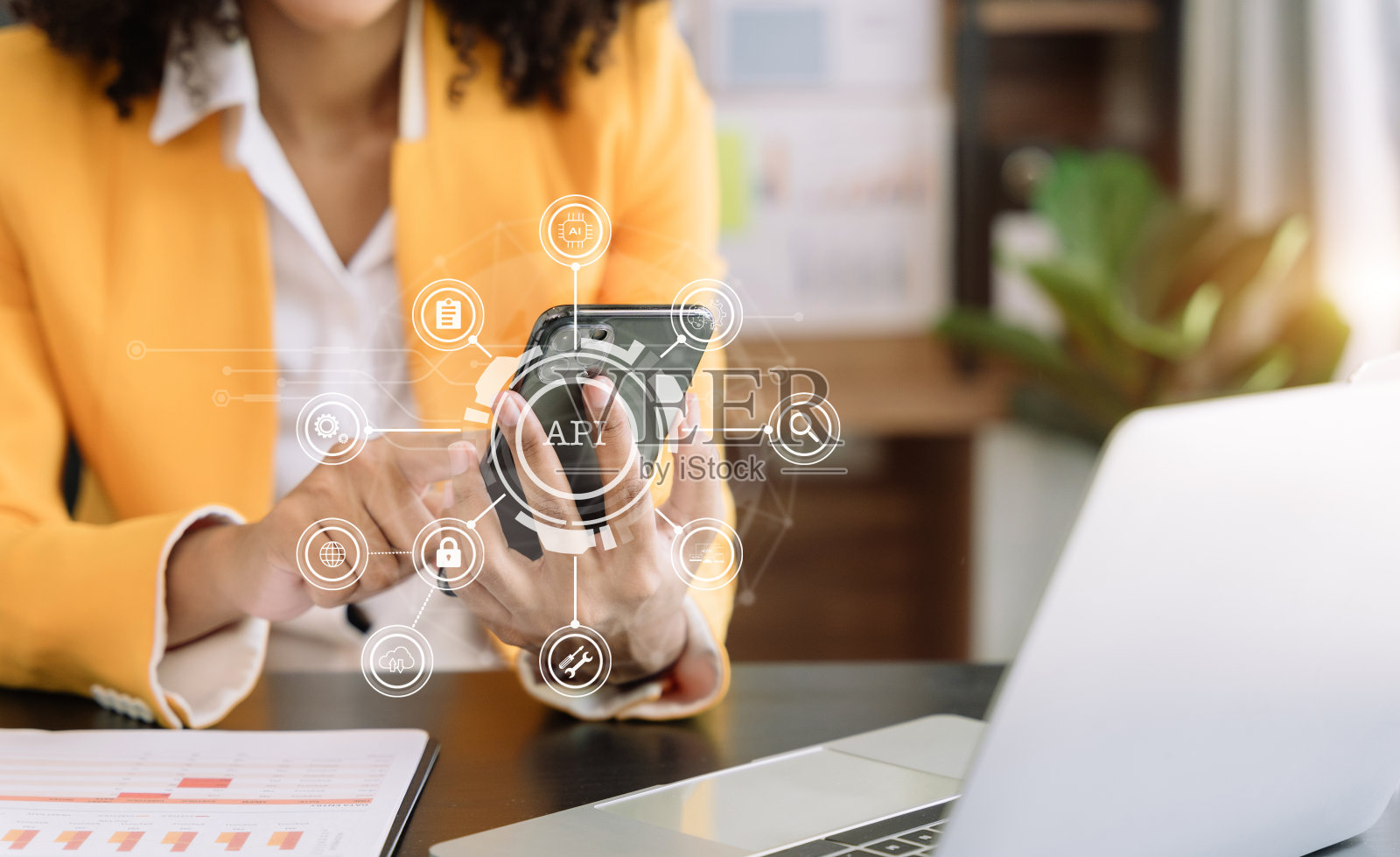 妇女使用笔记本电脑，平板电脑和智能手机与虚拟屏幕API图标软件开发工具。API应用程序编程接口，现代技术和网络概念。照片摄影图片