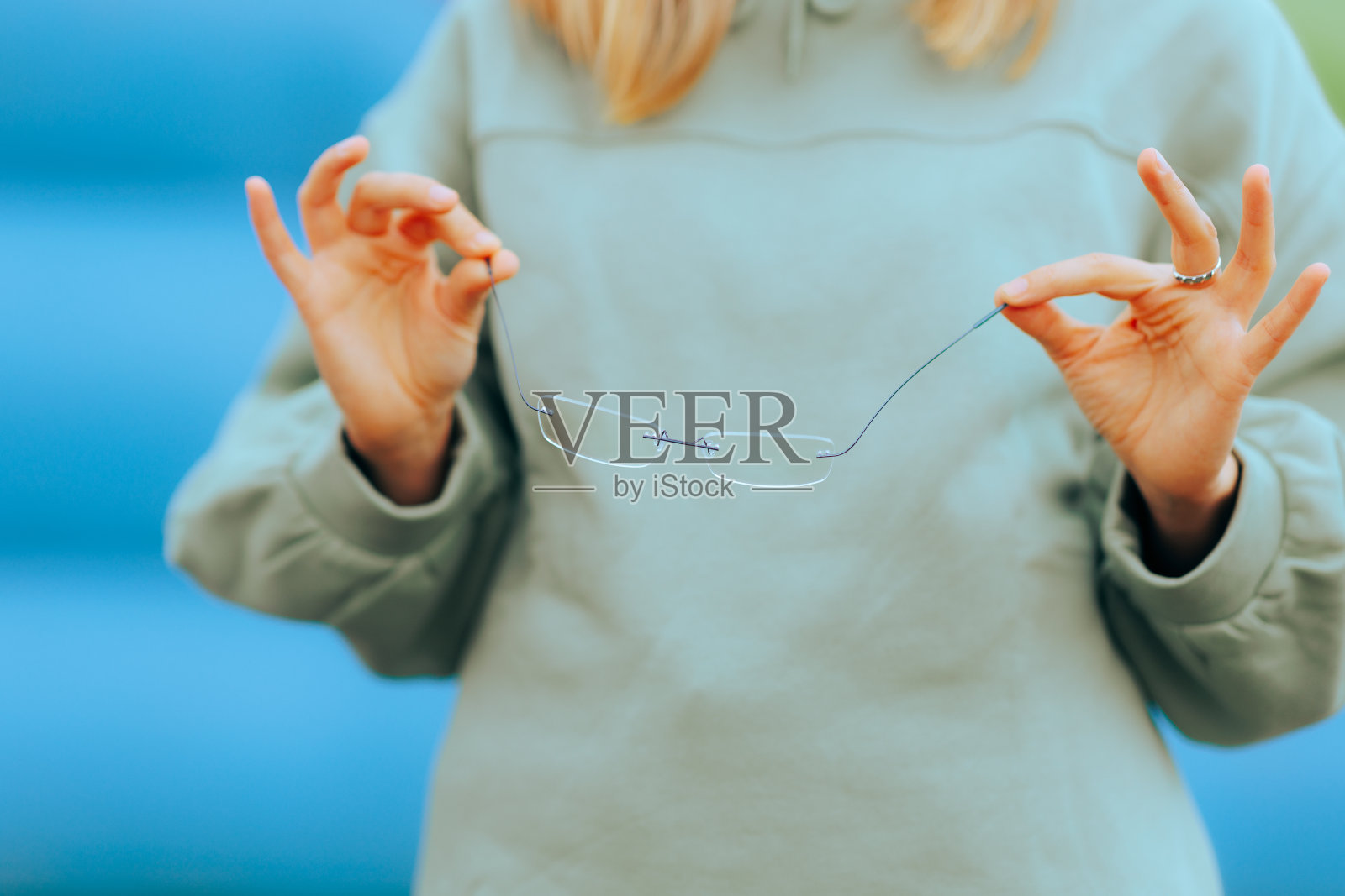 手握和测试钛合金眼镜框架照片摄影图片