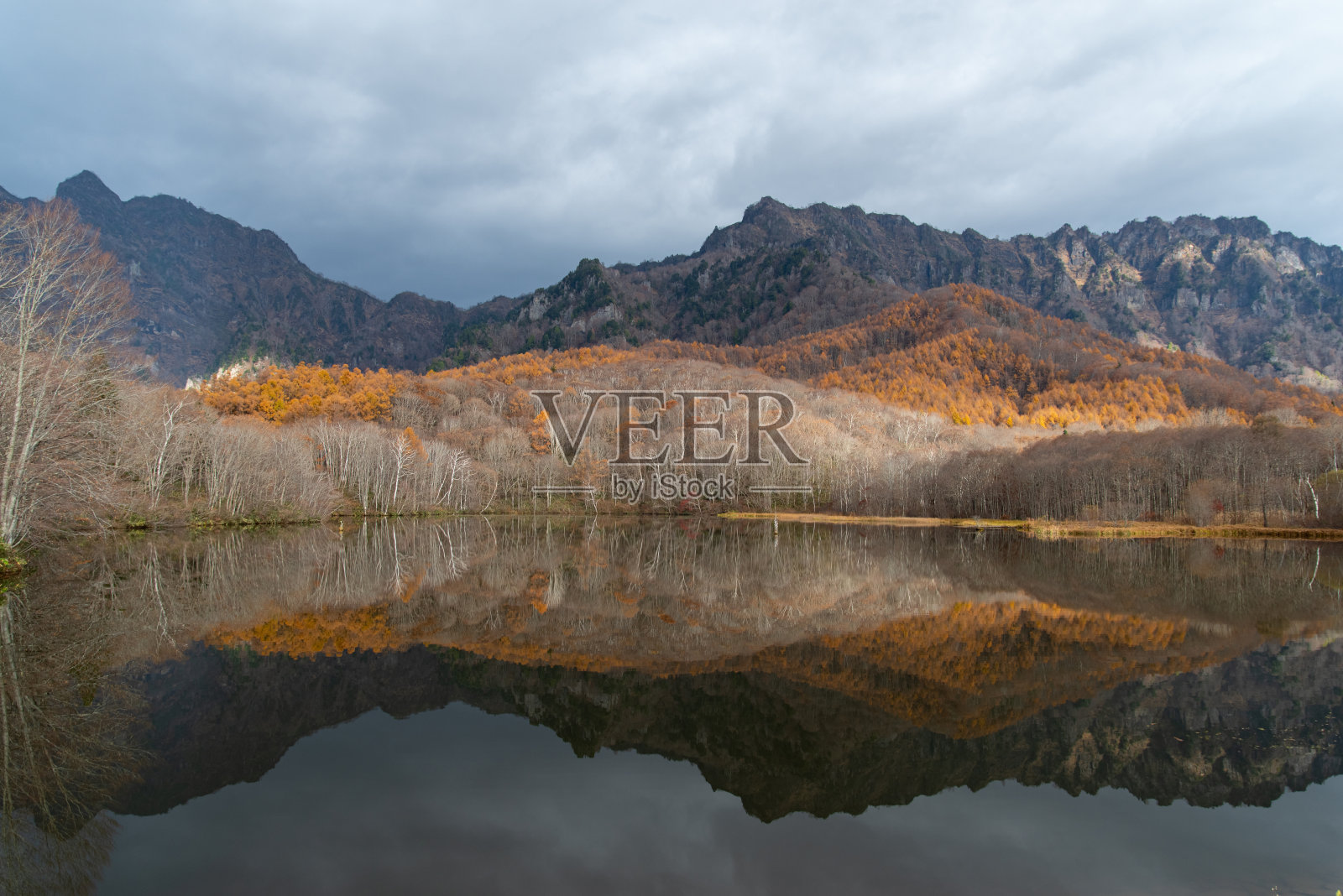 秋日的龟神塘照片摄影图片