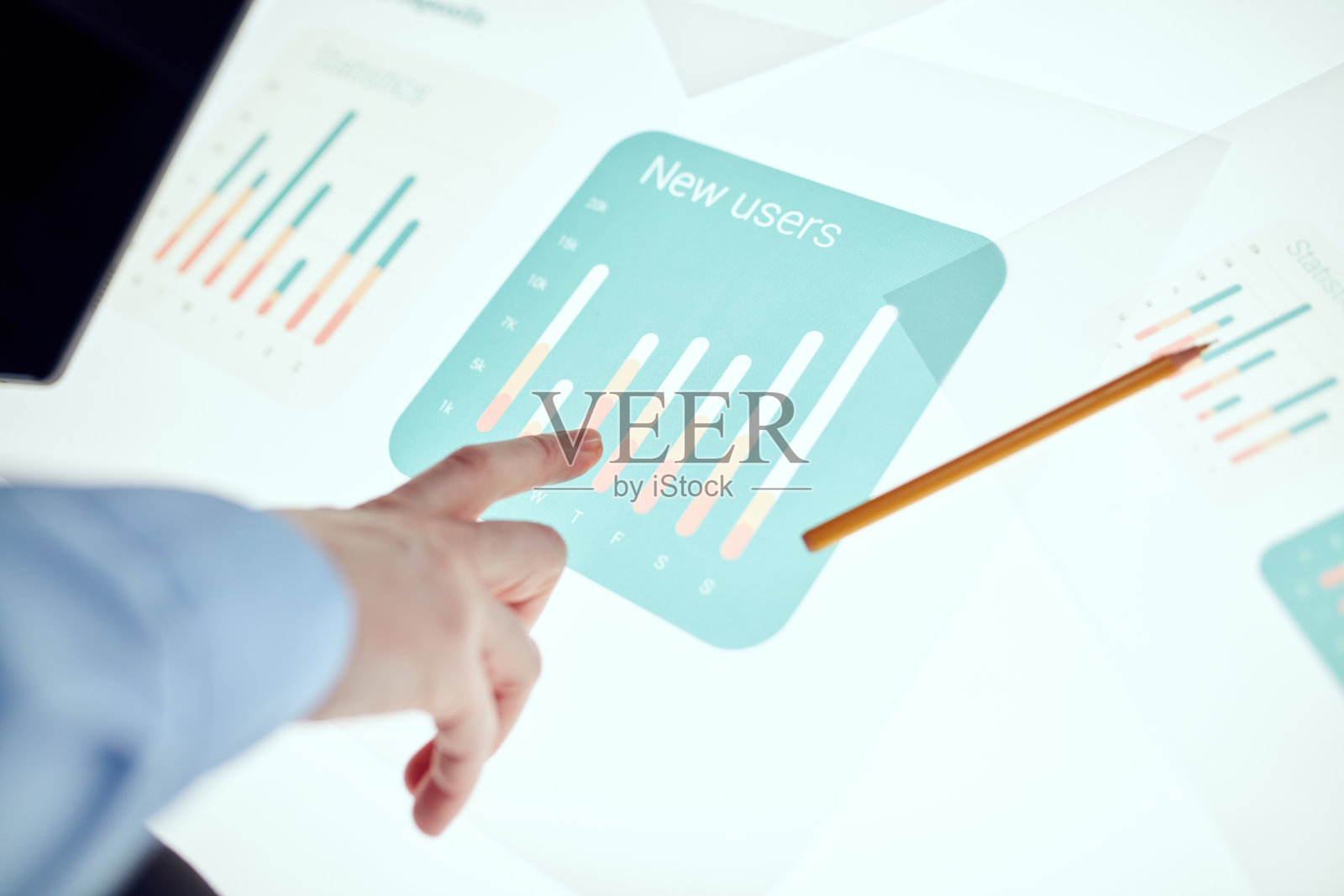 商务会议室。现代化办公室内的盈利指标、公司财务图表照明表。业务伙伴的概念照片摄影图片