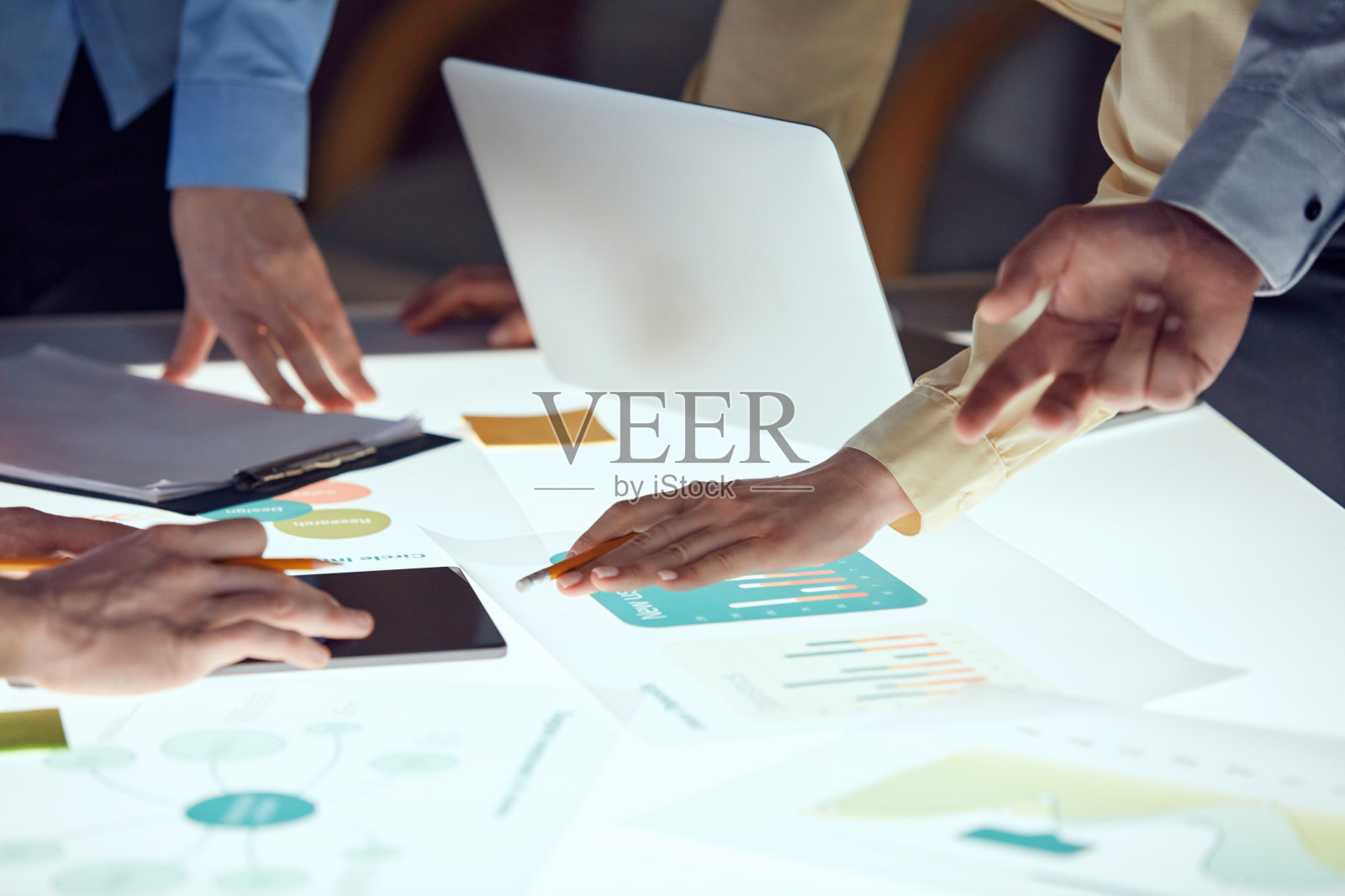 开发团队致力于创业项目，在现代办公室内创造创意和分析市场。Sprint计划照片摄影图片