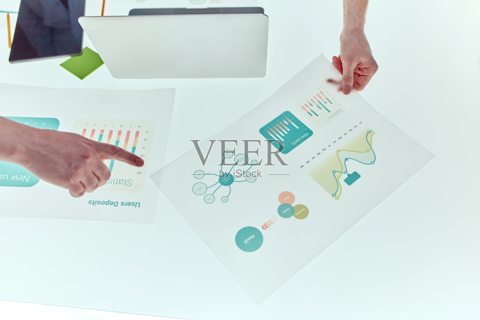 熟练学生在办公室头脑风暴会议中的协作过程。由穿着正装的年轻人组成的团队合作开发共同的设计项目照片摄影图片