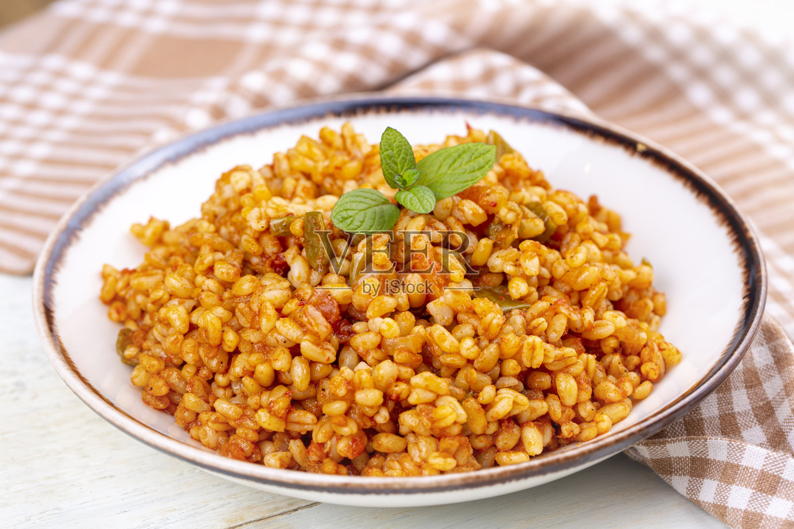 传统的土耳其bulgur肉饭与番茄酱盘(土耳其名称;meyhane pilavi)照片摄影图片