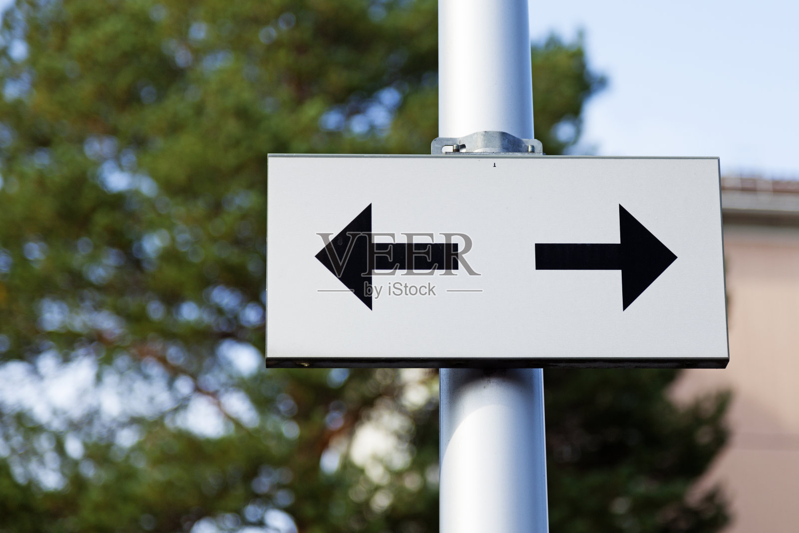 路标上有两个不同方向的箭头照片摄影图片