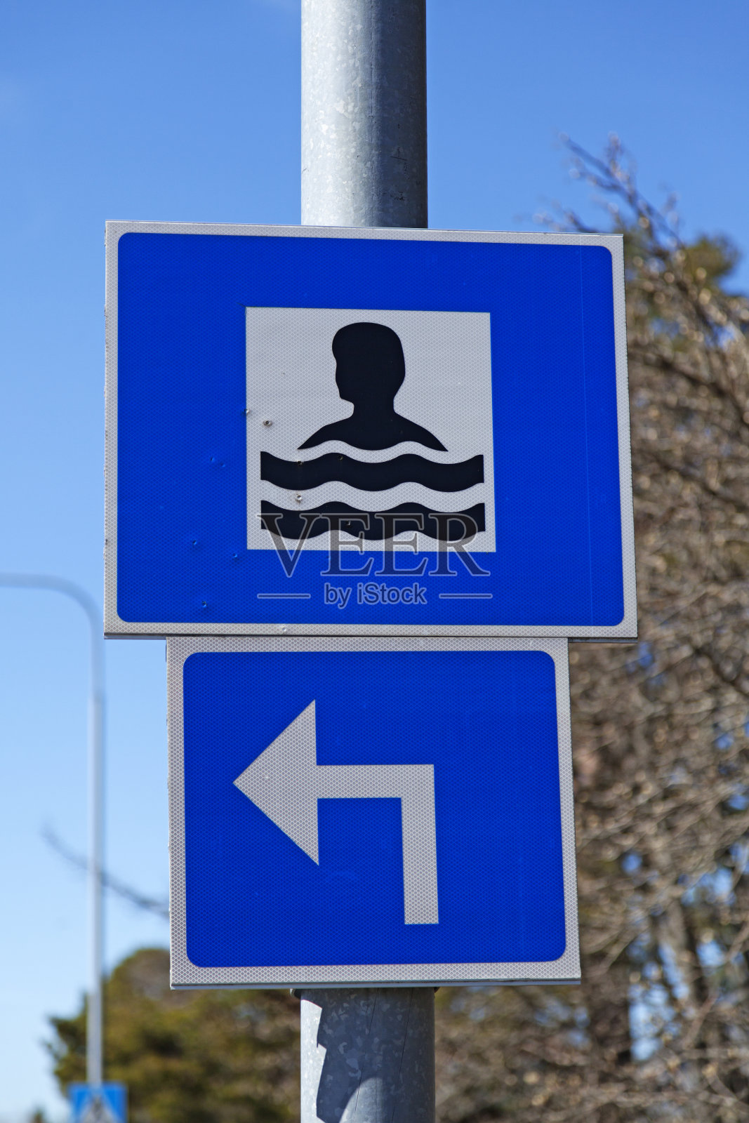 路标，告诉你在哪个方向可以找到浴场照片摄影图片