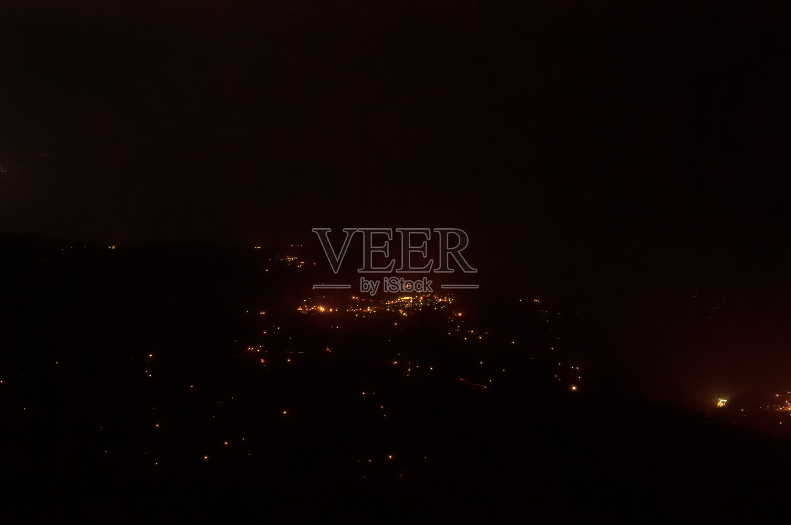 印度锡金的夜景。背景是喜马拉雅山脉。照片摄影图片