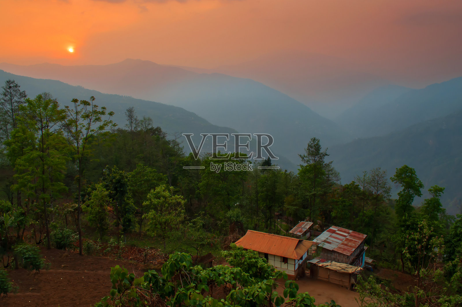 喜马拉雅山上美丽的日出，印度锡金的Hee Barmiok村。位于锡金风景中心的木制房屋。照片摄影图片