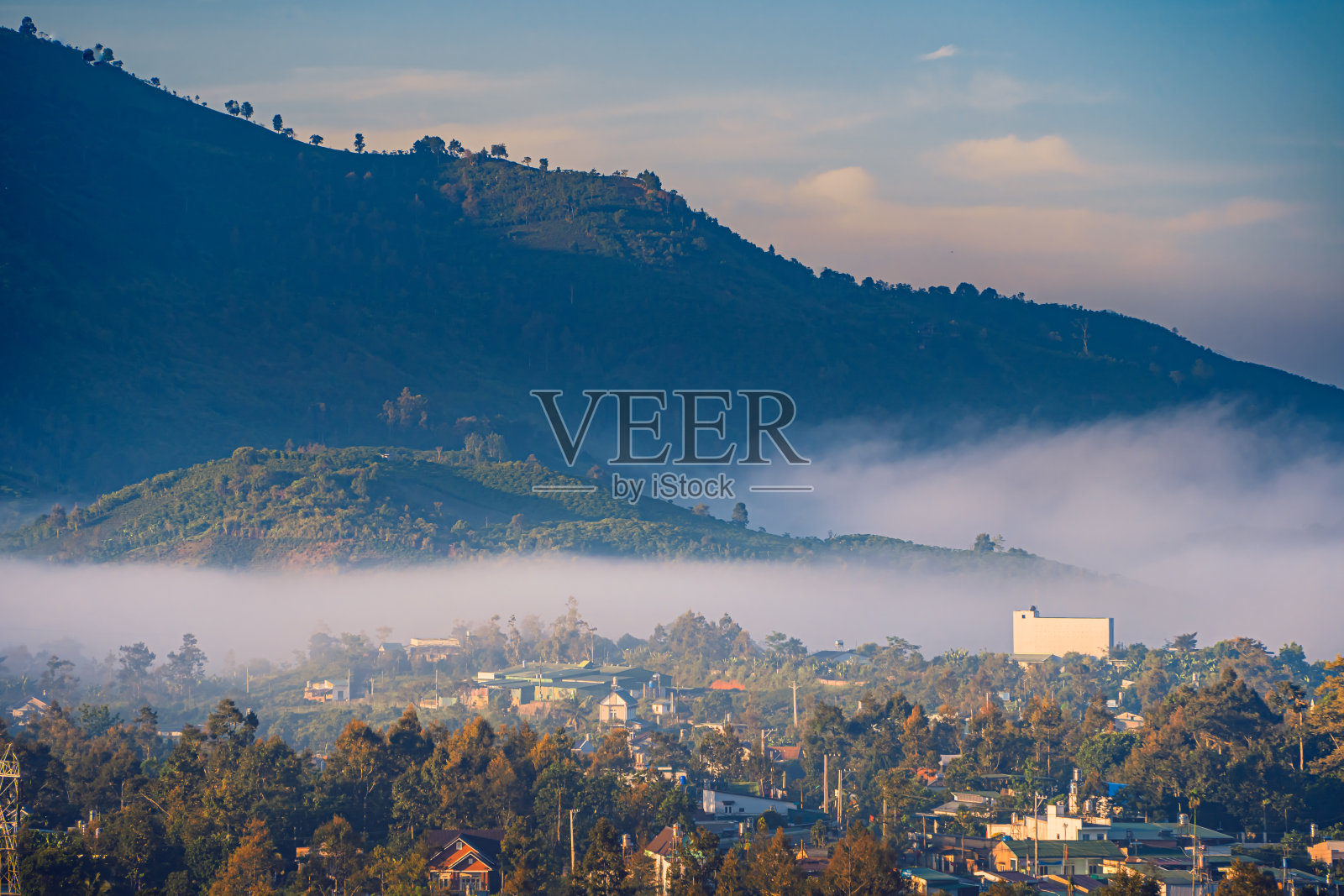 黎明时分的群山。美丽的自然景观在夏天有雾的时候照片摄影图片