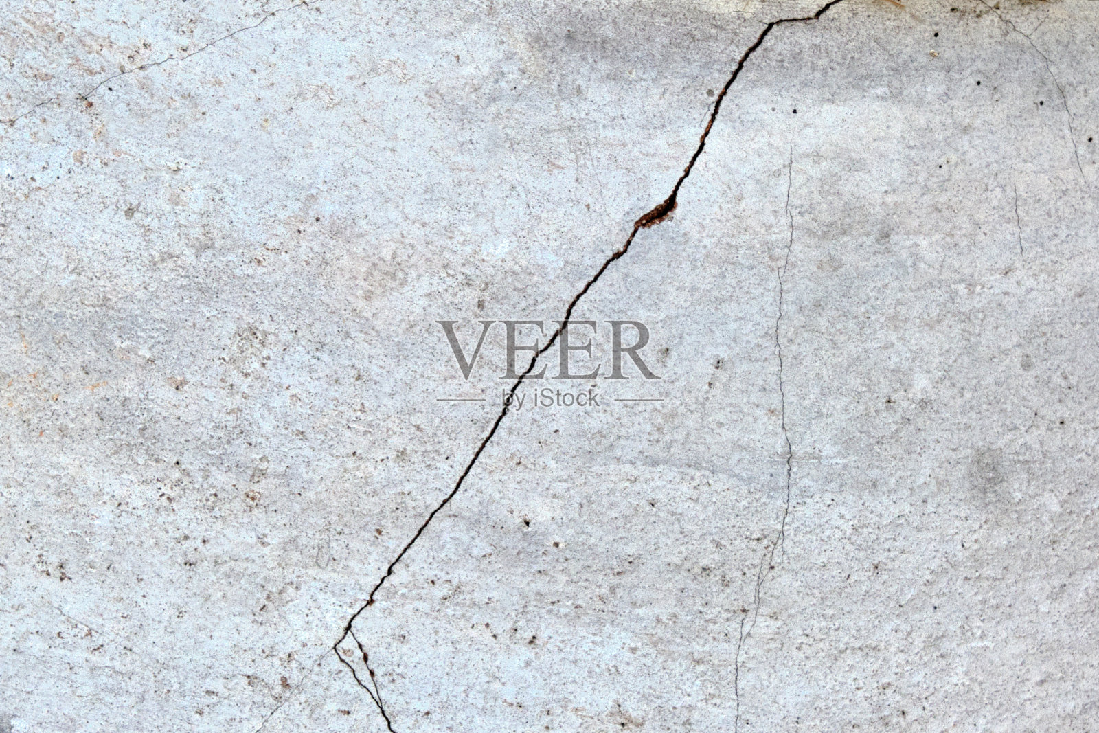 建筑物墙上大裂缝的特写镜头。照片摄影图片