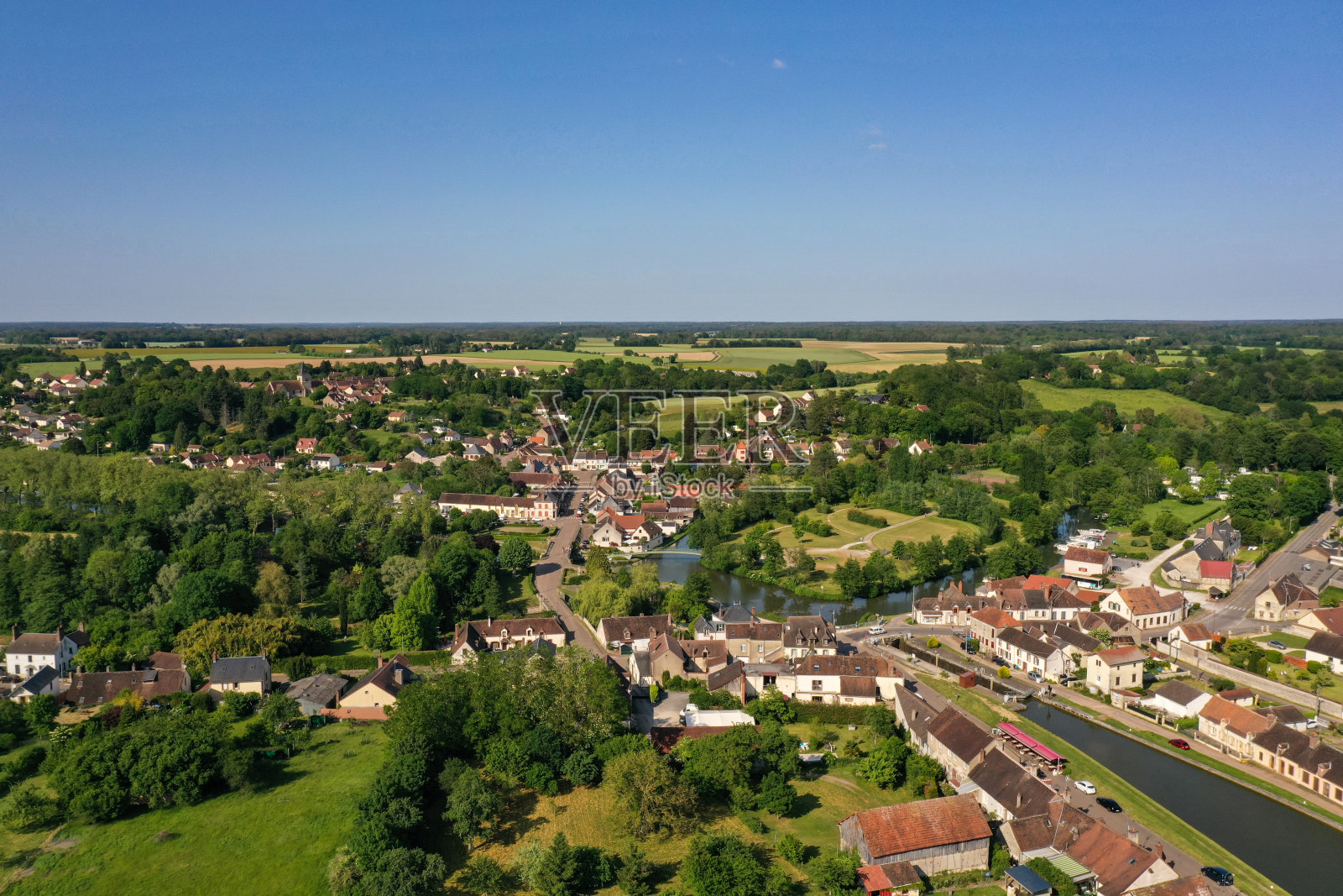 从空中俯瞰勃艮第的Rogny les Sept Ecluses照片摄影图片
