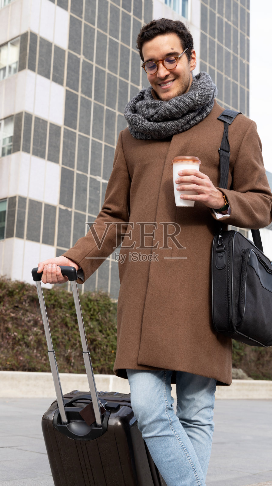 快乐的商人准备他的冒险之旅照片摄影图片