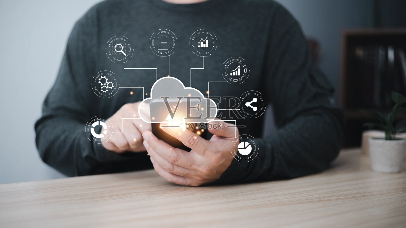 男子手持云计算图展示在手。数据存储。云技术。安全备份和一致性网络和互联网服务概念。在业务中实现存储技术照片摄影图片