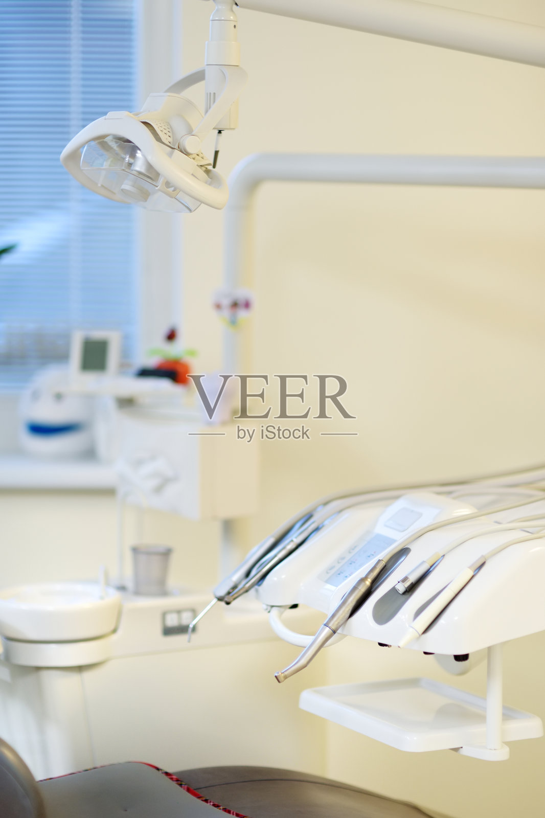 牙医办公室里的各种牙科器械和工具照片摄影图片