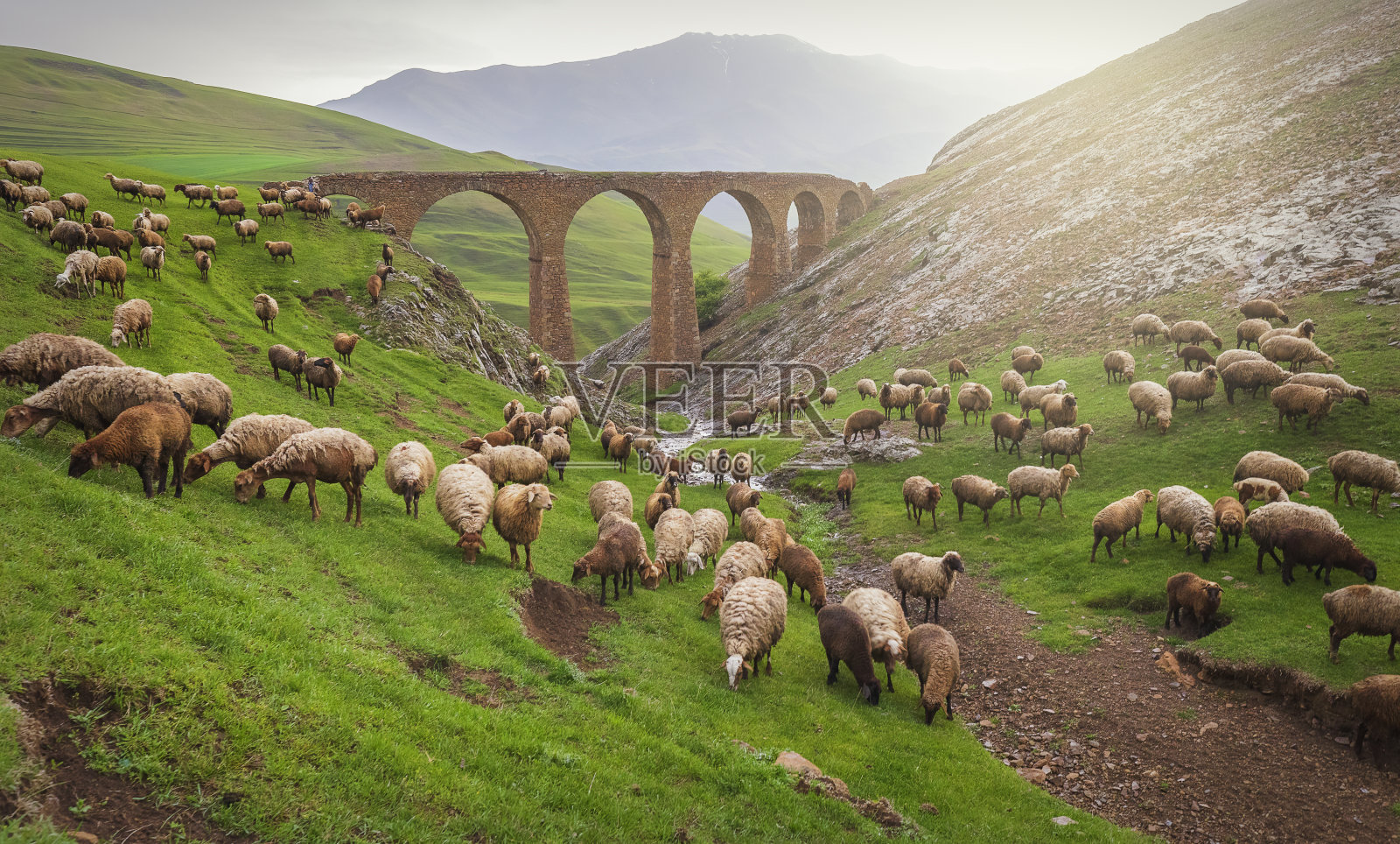 西门子兄弟在阿塞拜疆建造的一座古桥照片摄影图片