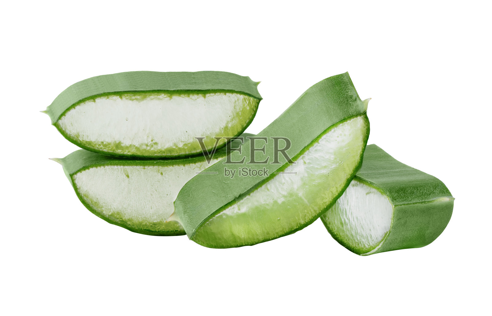 在白色背景上分离的新鲜芦荟片。照片摄影图片