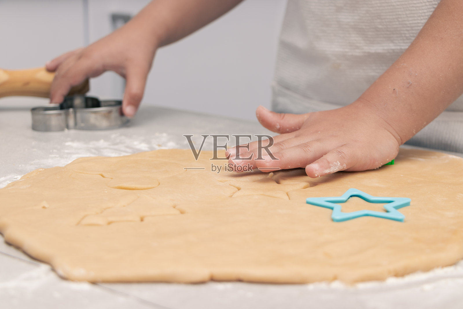 甜蜜的创作:年轻的糕点厨师制作美味的饼干与模具照片摄影图片