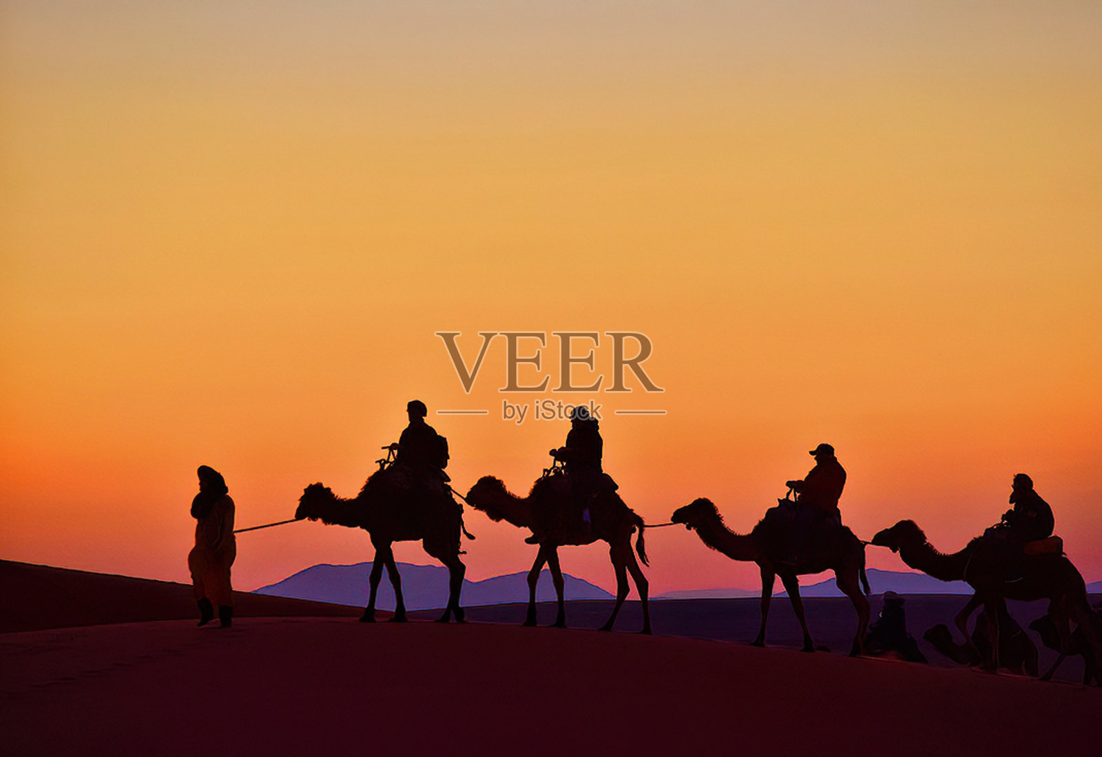 撒哈拉沙漠的旅行者照片摄影图片