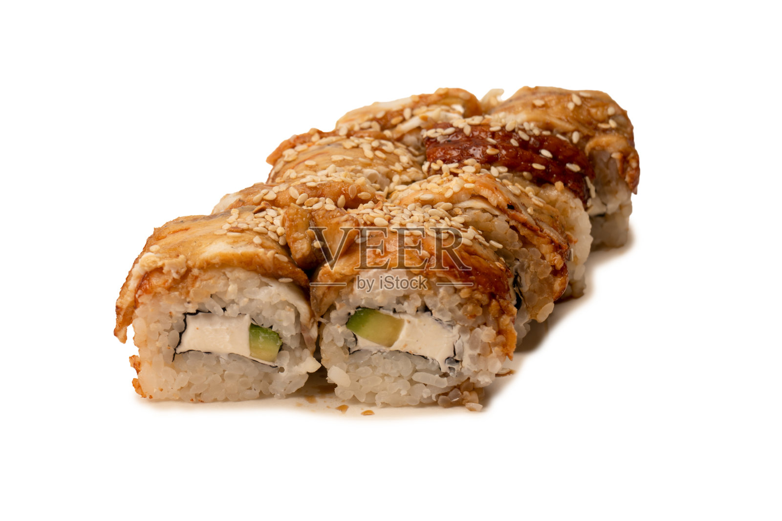 在白色的背景上单独放置奶油奶酪和鳗鱼的寿司。照片摄影图片