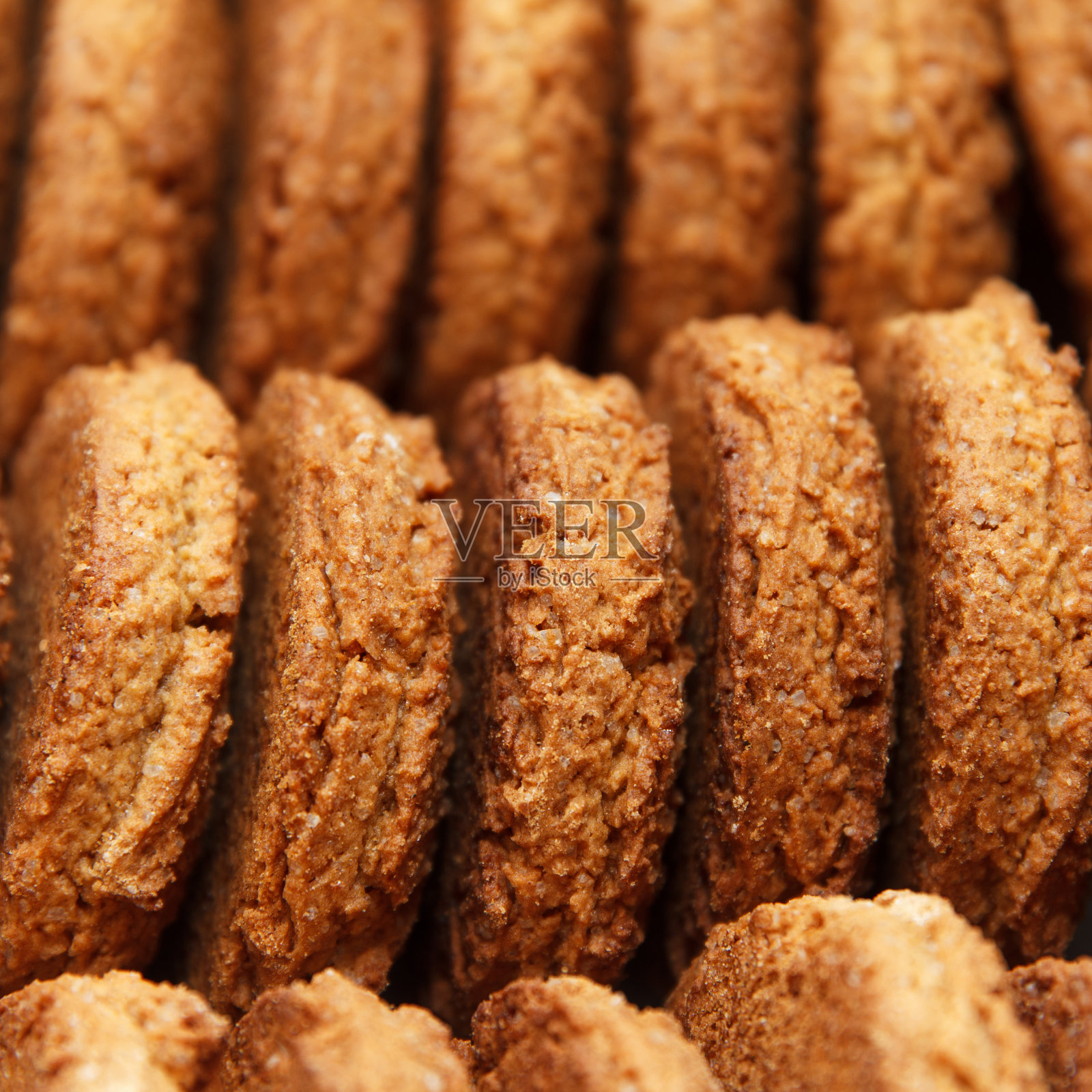 新鲜出炉的甜脆燕麦片，一片片堆叠，包装方便照片摄影图片