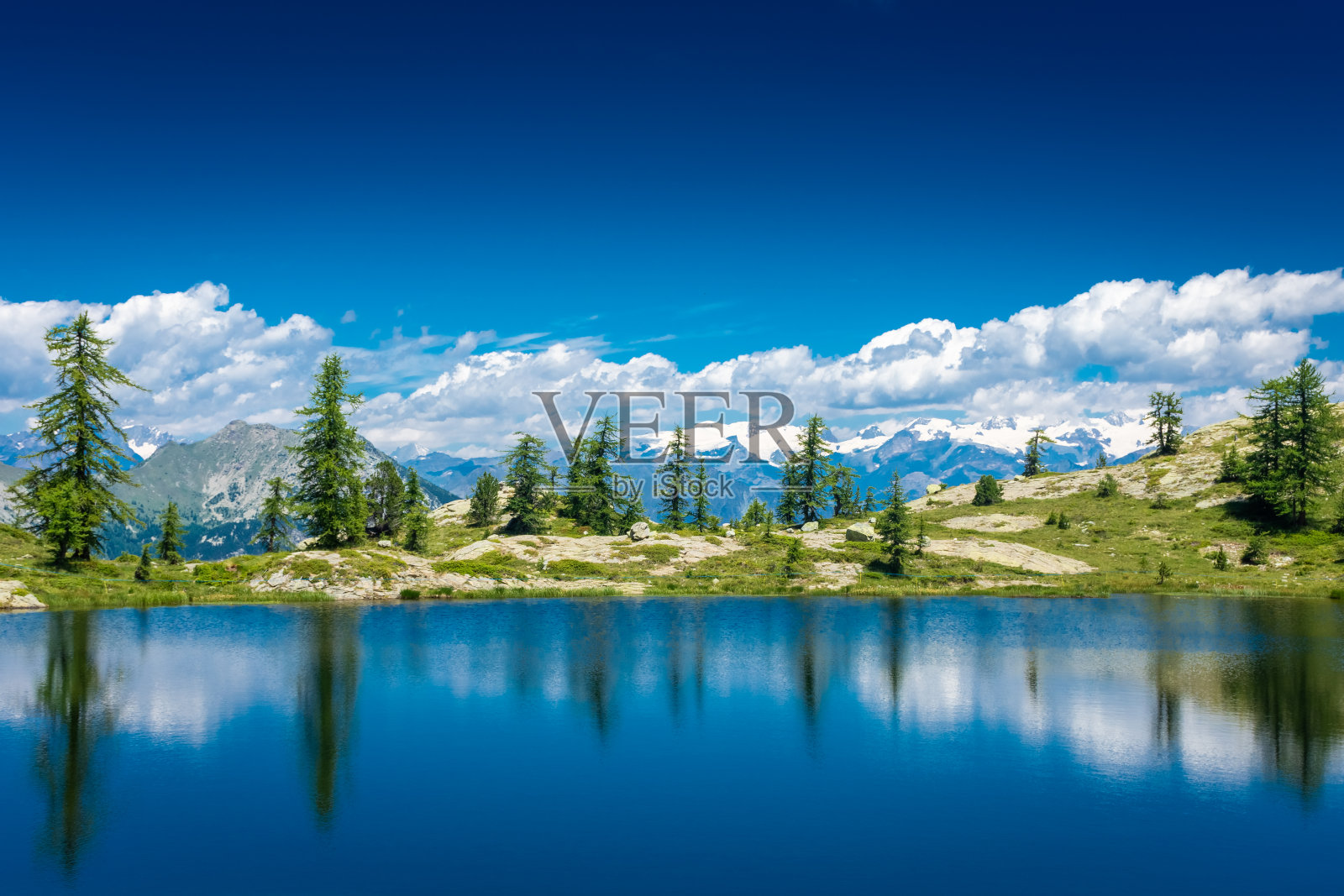 意大利奥斯塔山谷的亚维奇湖倒影照片摄影图片