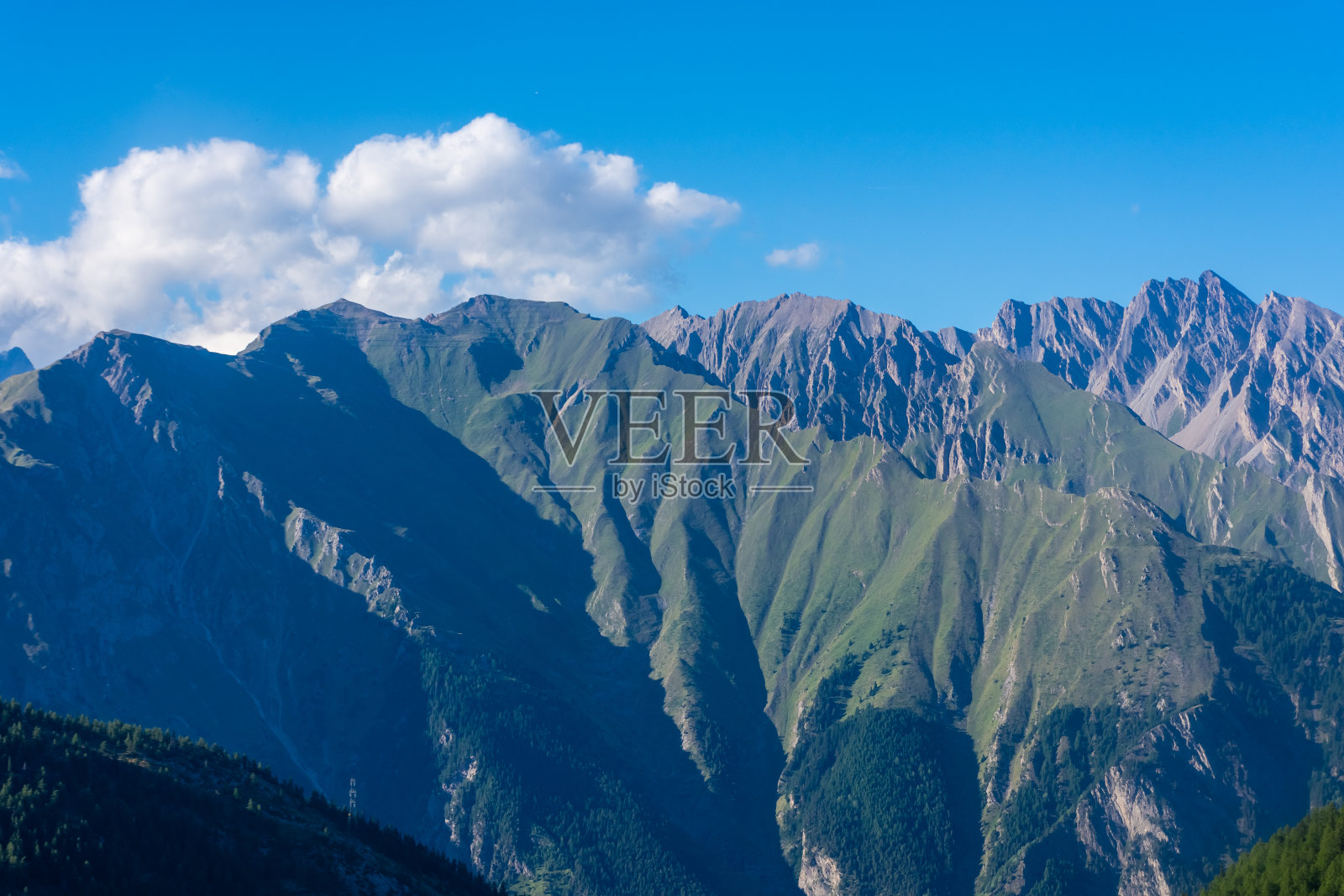 意大利和法国之间的阿尔卑斯山和勃朗峰的美景照片摄影图片