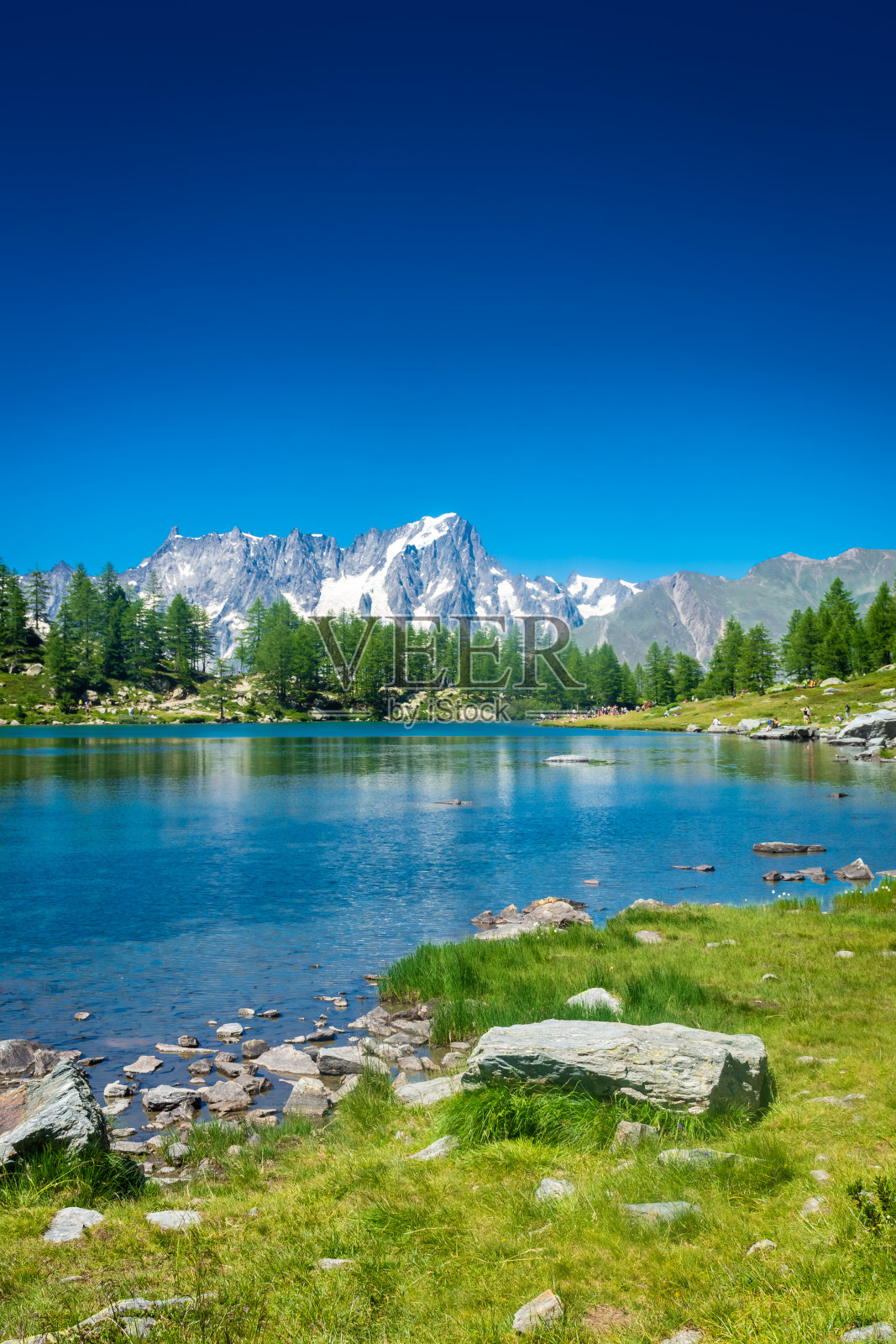 意大利奥斯塔山谷阿尔皮湖上勃朗峰的美丽倒影照片摄影图片