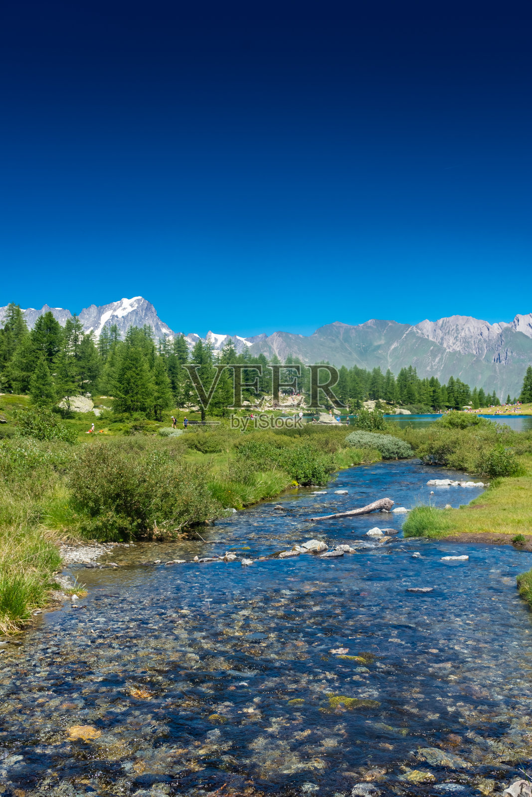 意大利奥斯塔山谷阿尔皮湖上勃朗峰的美丽倒影照片摄影图片