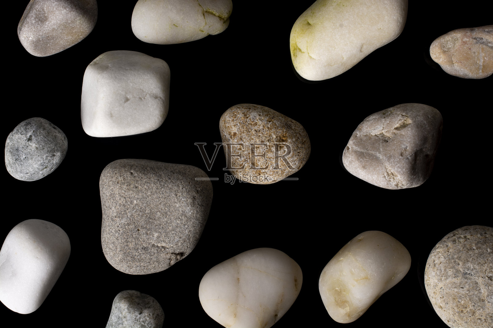 卵石。在黑色背景上孤立的石头。照片摄影图片