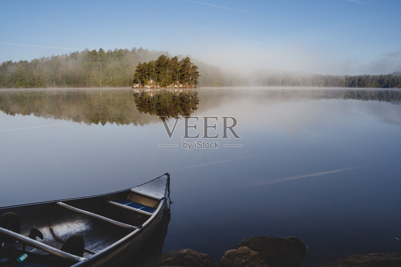 瑞典湖边的独木舟照片摄影图片