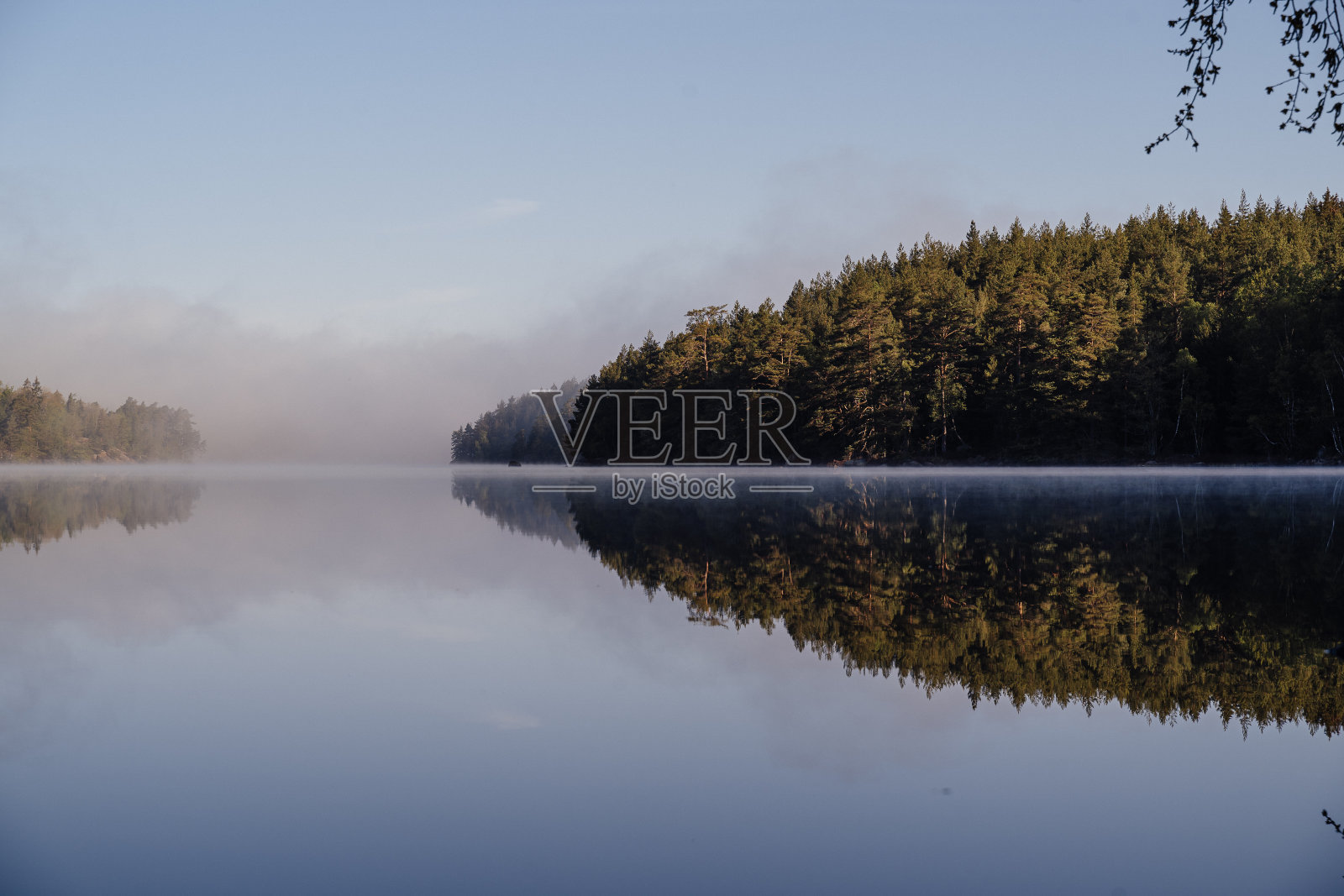 瑞典的伊梅伦湖，倒影完美照片摄影图片