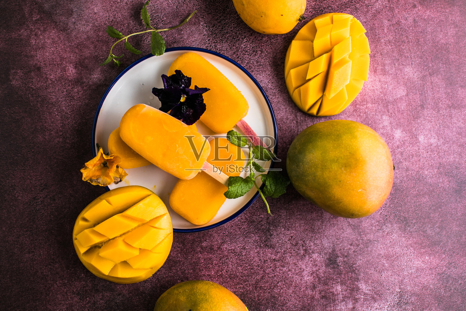 芒果香蕉冰棒配新鲜水果，平放顶视图照片摄影图片