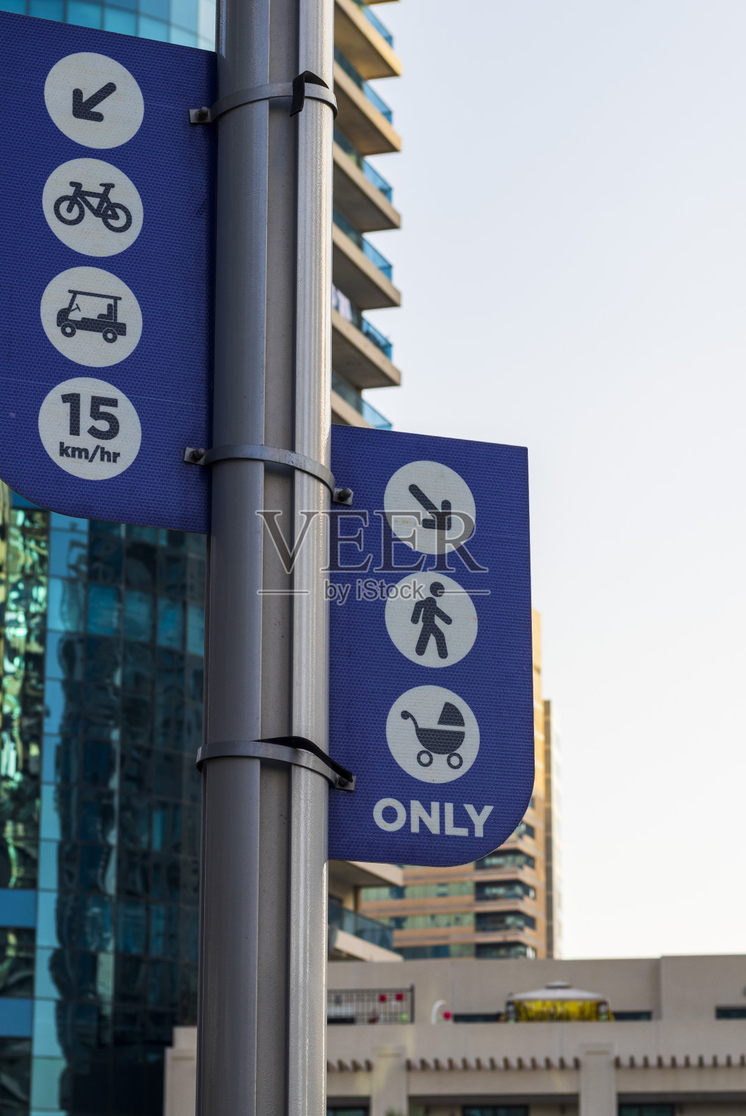 城市街道上的户外标牌照片照片摄影图片