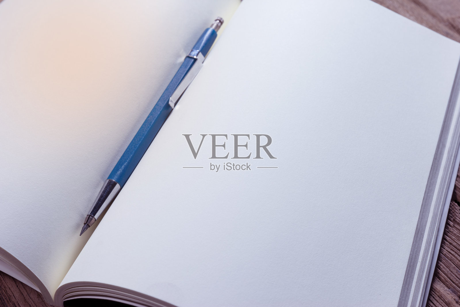 特写打开笔记本与离合器型铅笔对木材的背景照片摄影图片