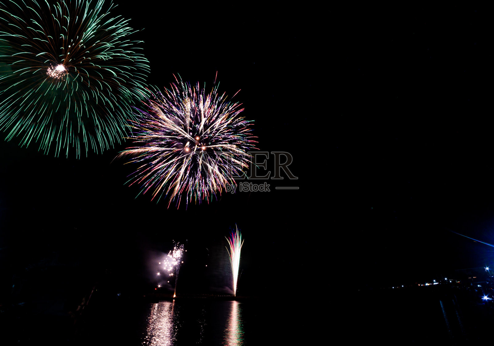 美丽的烟花绽放在夏日的夜空照片摄影图片